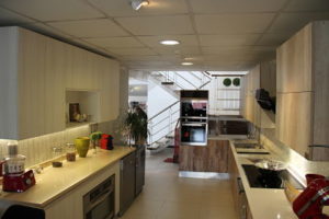 https://arauco.com/chile/wp-content/uploads/sites/14/1970/01/kitchen-house-hoy-la-cocina-es-un-lugar-integral-del-hog_006-300x200.jpg