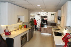 https://arauco.com/chile/wp-content/uploads/sites/14/1970/01/kitchen-house-hoy-la-cocina-es-un-lugar-integral-del-hogar_2-300x200.jpg