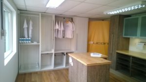 https://arauco.com/chile/wp-content/uploads/sites/14/1970/01/melamina-vesto-solucion-ideal-para-el-showroom-de-pucon__004-300x169.jpg