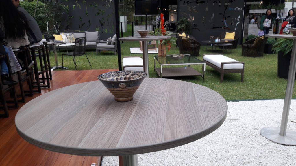 https://arauco.com/chile/wp-content/uploads/sites/14/1970/01/salon-terraza-bar-en-expodeco-2017_470130437_12-1024x576.jpg