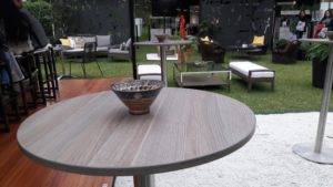 https://arauco.com/chile/wp-content/uploads/sites/14/1970/01/salon-terraza-bar-en-expodeco-2017_470130437_12-300x169.jpg