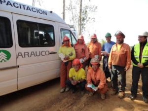 https://arauco.com/chile/wp-content/uploads/sites/14/2017/08/Trabajadores-comprueban-efectividad-de-línea-8001-300x225.jpg