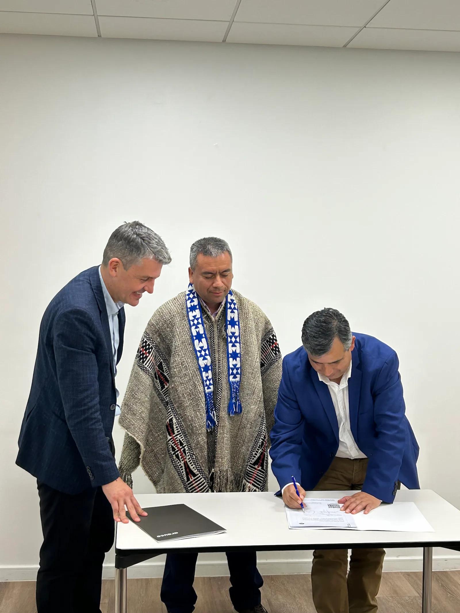 Arauco firma acuerdo con la Comunidad indígena de Hueima y la Municipalidad de Lanco para resguardar histórica cascada
