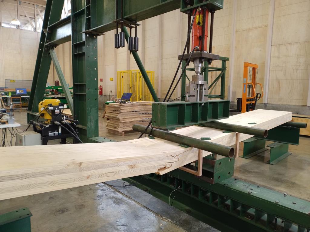 Ensayo de flexión a viga de madera laminada en laboratorio estructural, prueba de desempeño según métodos de la NCh3732/2.
