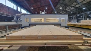 Paneles de CLT Hilam grado estructural C24 ingresando a línea de mecanizado CNC en planta de fabricación