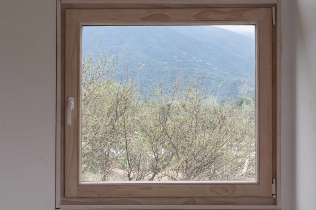 https://arauco.com/peru/wp-content/uploads/sites/22/1970/01/radiata-78-la-madera-se-toma-los-perfiles-de-ventanas_494160857_4-1024x683.jpg